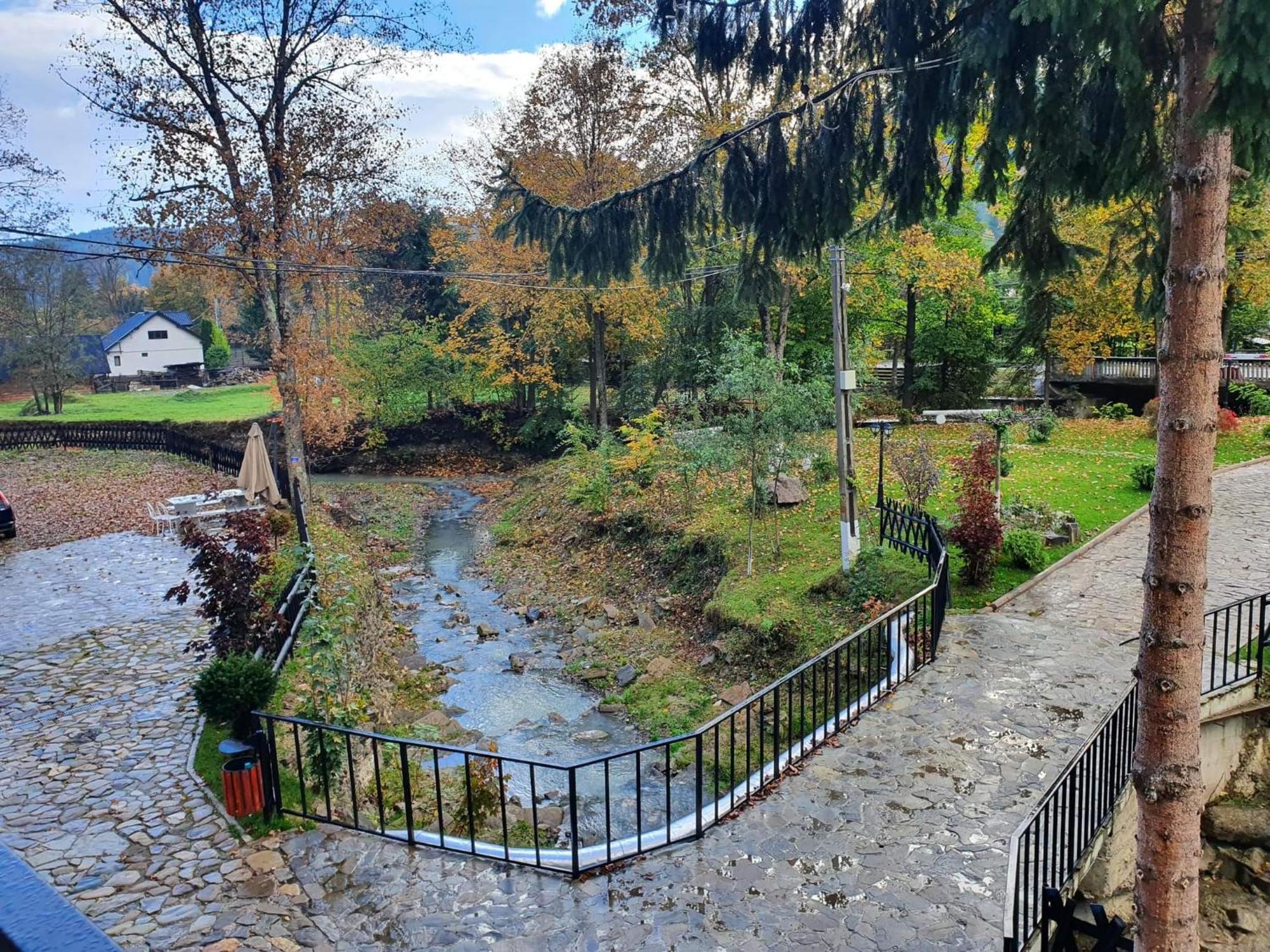 Hotel La Rascruce De Ape Sucevita Esterno foto