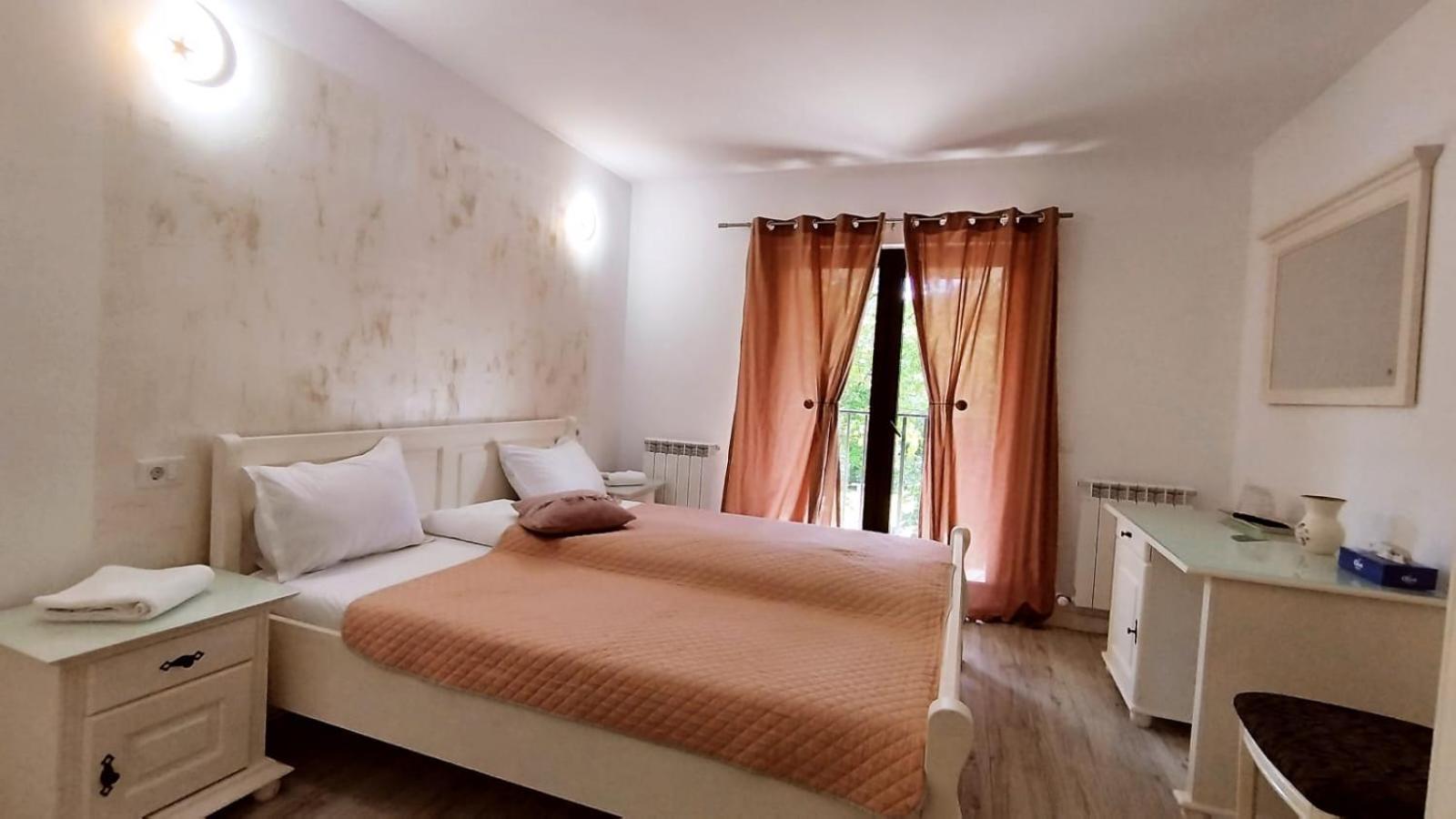 Hotel La Rascruce De Ape Sucevita Esterno foto